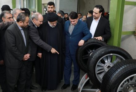 رئیس جمهور در بازدید از کارخانه کویرتایر، با حضور مدیر عامل بانک سپه و مدیر عامل گروه سرمایه گذاری امید: تکیه بر نیروهای جوان، متخصص و دانشگاهی با نگاه بومی سازی و کار دانش بنیان در این مجموعه عملیاتی شده